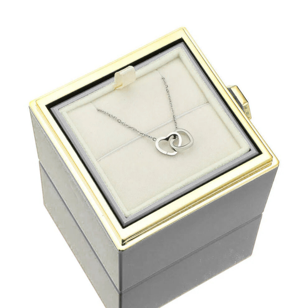 صندوق الوردة الأبدية مع قلادة محفورة